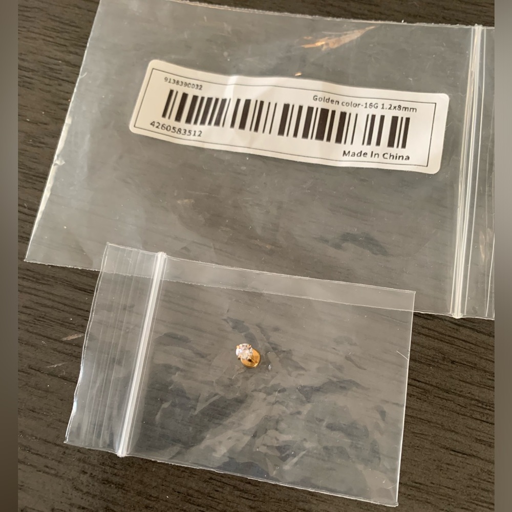 Gold stud with diamond